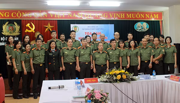 Các đại biểu dự Tọa đàm chụp ảnh lưu niệm