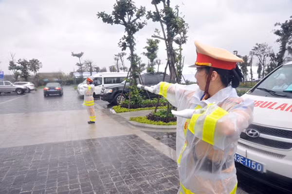 Những "bông hồng thép" đội mưa, hứng gió để hoàn thành nhiệm vụ được giao