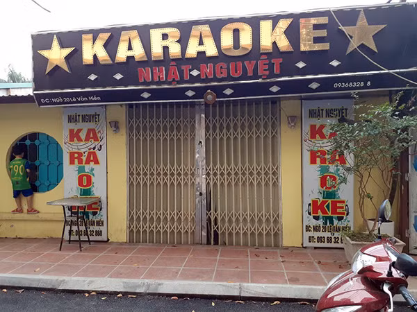 Quán karaoke đóng cửa.