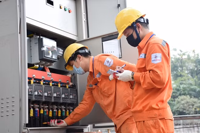 Nhân viên EVNHANOI kiểm tra thông số vận hành của thiết bị.