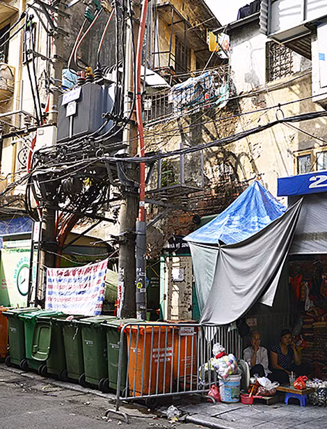 Một trạm biến áp trên phố Hàng Bạc (quận Hoàn Kiếm) được quây hàng rào xung quanh để chứa rác.