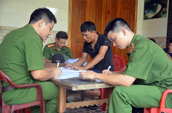 Lực lượng Công an tiến hành lập biên bản, ghi lời khai đối với các đối tượng liên quan.