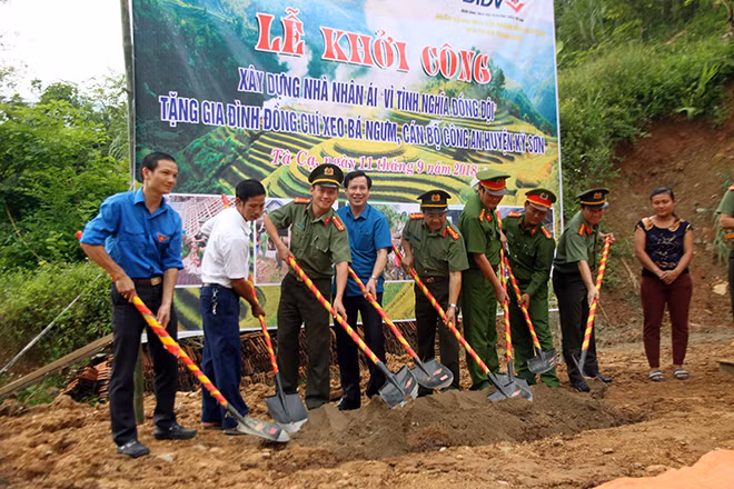 Lễ động thổ khởi công xây dựng nhà cho đồng chí Xeo Bá Ngưm.