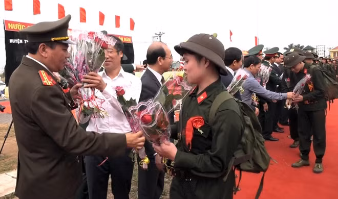 Đại tá Phạm Hoài Nam - Phó Giám đốc Công an tỉnh tặng hoa chúc mừng các tân binh.