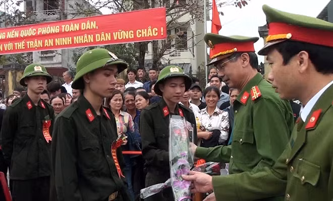Đại tá Trần Ngọc Hợi - Phó Giám đốc Công an tỉnh tặng hoa, chúc mừng các tân binh.