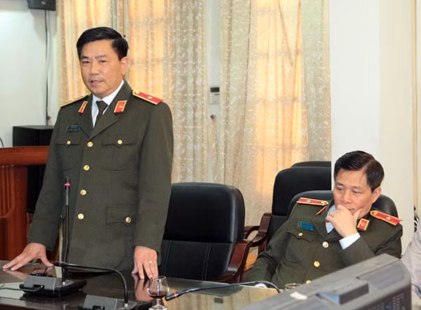 Thiếu tướng Trần Vi Dân báo cáo Thứ trưởng Nguyễn Văn Thành các mặt công tác của Tạp chí Công an nhân dân