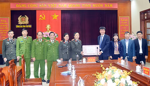 Đồng chí Trần Huy Tuấn - Phó Bí thư Tỉnh ủy, Chủ tịch UBND tỉnh Yên Bái tặng quà chúc tết CBCS Công an tỉnh.