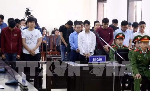Các bị cáo nghe tuyên án tại phiên toà phúc thẩm. Các bị cáo nghe tuyên án tại phiên toà phúc thẩm.