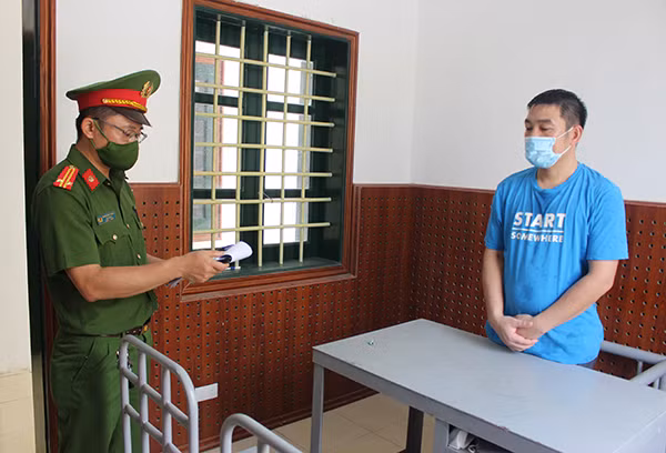 Cơ quan Cảnh sát điều tra Công an tỉnh Nghệ An tống đạt quyết định khởi tố bị can Đào Xuân Dương.