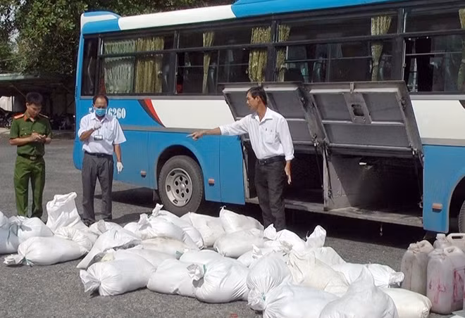 Công an tỉnh An Giang bắt quả tang xe khách đang vận chuyển gần 1,7 tấn huyết lợn không rõ nguồn gốc.