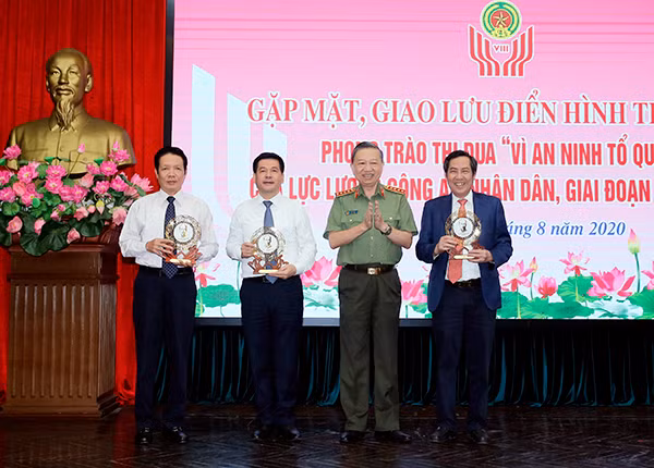 Bộ trưởng Tô Lâm tặng Biểu trưng "Vì An ninh Tổ quốc" cho lãnh đạo các bộ, ban, ngành và Báo Nhân Dân