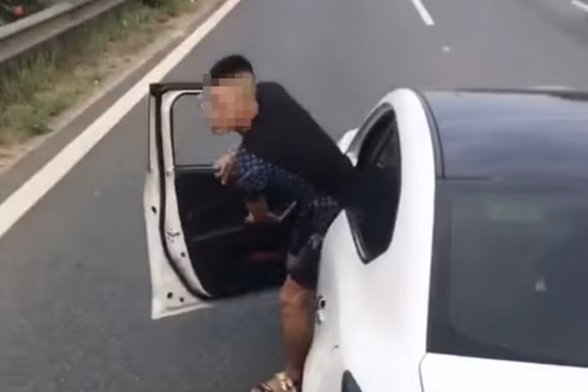Tài xế Lê Anh T. với hành vi vi phạm giao thông.