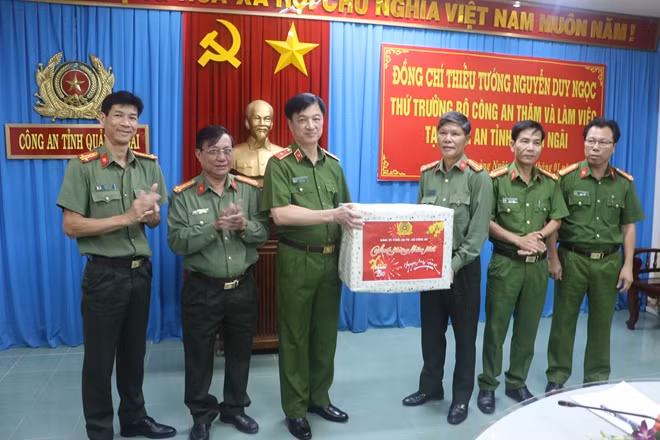 Thiếu tướng Nguyễn Duy Ngọc trao quà Tết cho lãnh đạo Công an tỉnh Quảng Ngãi