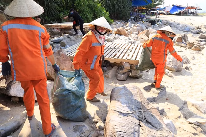 Một số công nhân do Công ty CP Tập đoàn Trung Thủy thuê dọn vệ sinh mỗi ngày tại ghềnh đá Nam Ô.