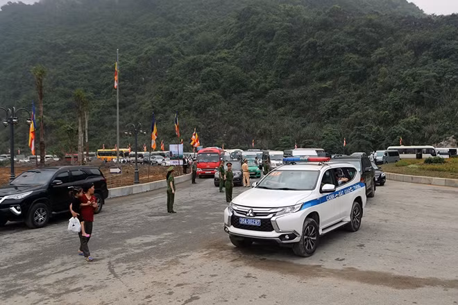 Ngay phía ngoài cổng chính vào chùa Tam Chú, lực lượng công an túc trực làm nhiệm vụ điều tiết giao thông.