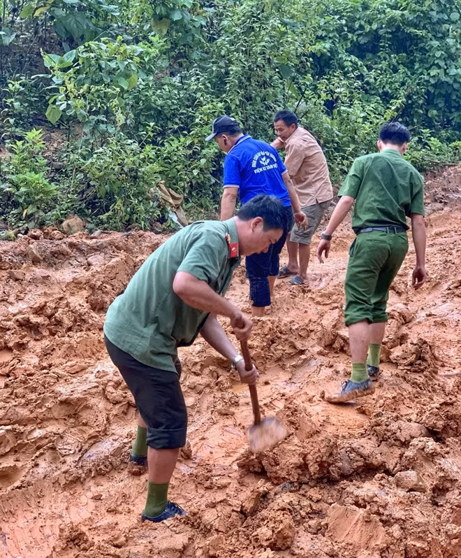 Vượt qua những khó khăn, lực lượng Công an tỉnh Điện Biên quyết tâm đến với bà con Nậm Nhừ.