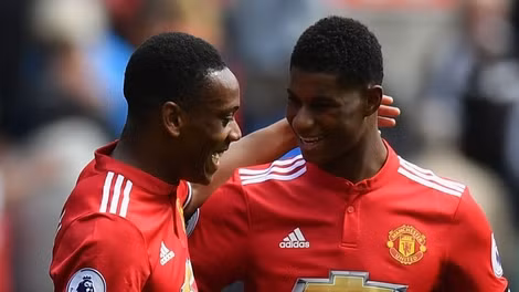 Martial và Rashford sẵn sàng thay thế Sanchez bất cứ lúc nào.