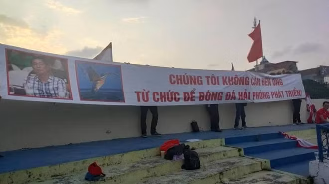 Cổ động viên Hải Phòng phản đối ông Trần Mạnh Hùng. Ảnh: H.A