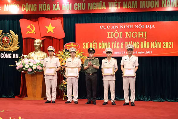 Thứ trưởng Lương Tam Quang tặng danh hiệu “Chiến sĩ thi đua cơ sở” và danh hiệu “Chiến sỹ thi đua toàn lực lượng CAND” giai đoạn 2017-2019 cho các đồng chí lãnh đạo Cục An ninh Nội địa. Thứ trưởng Lương Tam Quang tặng danh hiệu “Chiến sĩ thi đua cơ sở” và danh hiệu “Chiến sỹ thi đua toàn lực lượng CAND” giai đoạn 2017-2019 cho các đồng chí lãnh đạo Cục An ninh Nội địa.
