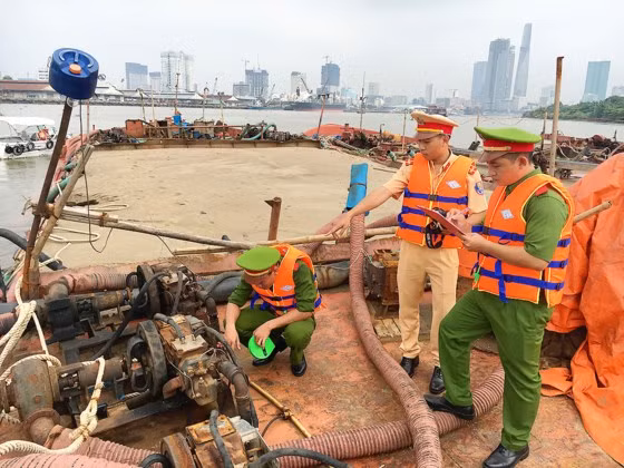 Các lực lượng phối hợp kiểm tra một sà lan của “cát tặc”.