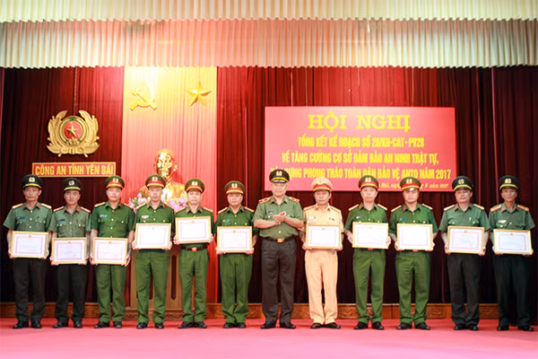 Thiếu tướng Đặng Trần Chiêu, Giám đốc Công an tỉnh Yên Bái tặng giấy khen cho 11 cá nhân có thành tích.