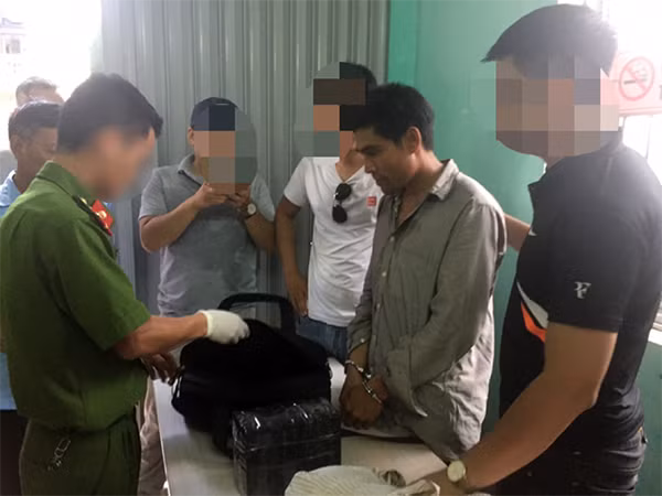 Lực lượng chức năng bắt giữ Đinh Công Hiếu.
