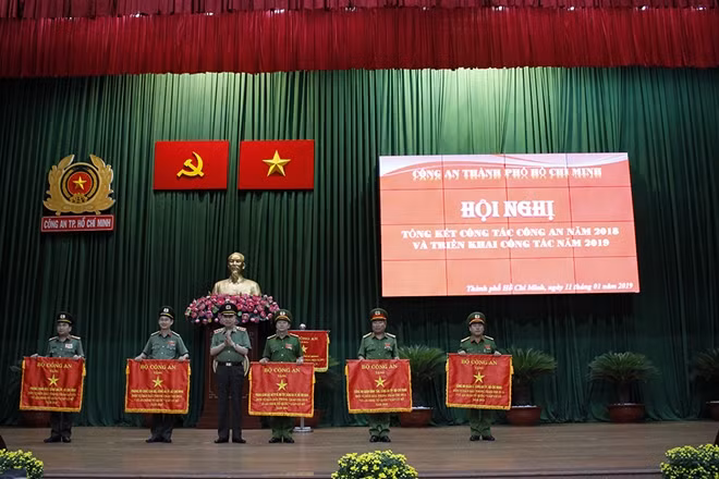 Bộ trưởng Tô Lâm tặng cờ thi đua của Bộ Công an cho đại diện các đơn vị có thành tích xuất sắc của Công an thành phố.