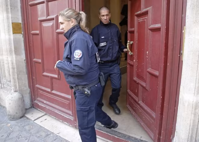 Cảnh sát Paris điều tra một vụ cướp.