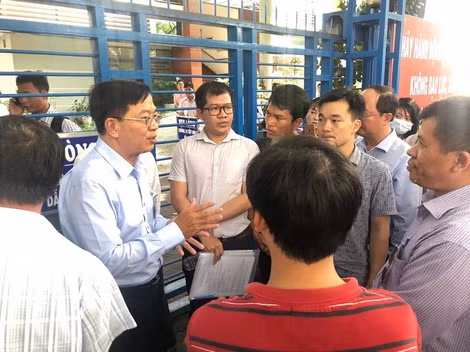 Khách hàng kéo đến Sở Xây dựng TP Hồ Chí Minh khiếu nại.