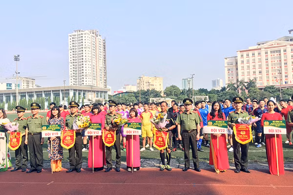 Tặng hoa cho các đội bóng dự giải. Tặng hoa cho các đội bóng dự giải.