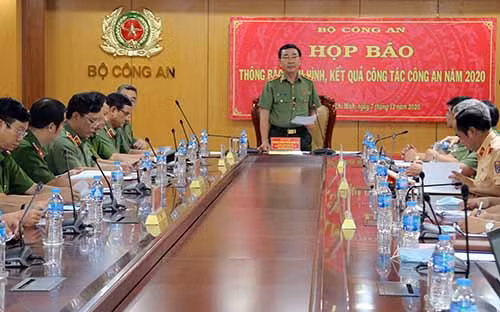 Thứ trưởng Trần Quốc Tỏ chủ trì buổi họp báo.
