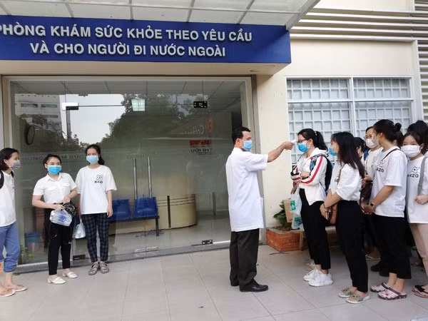 Hoạt động kiểm soát tại Khoa “khám bệnh cho người nước ngoài” của BV 30-4, nằm trong qui trình khám sàng lọc, cách ly phòng chống dịch COVID-19 .