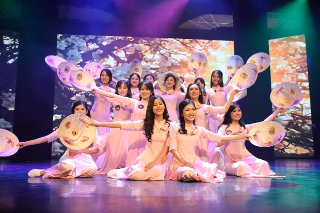 15 thí sinh lọt vào đêm chung kết cùng tham gia bài múa nón
