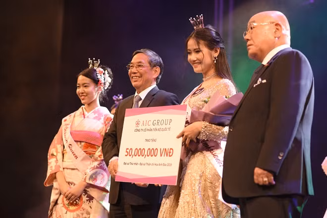 Ban tổ chức trao giải thưởng cho Đại sứ Thiện chí Hoa Anh đào Trần Diệu Anh