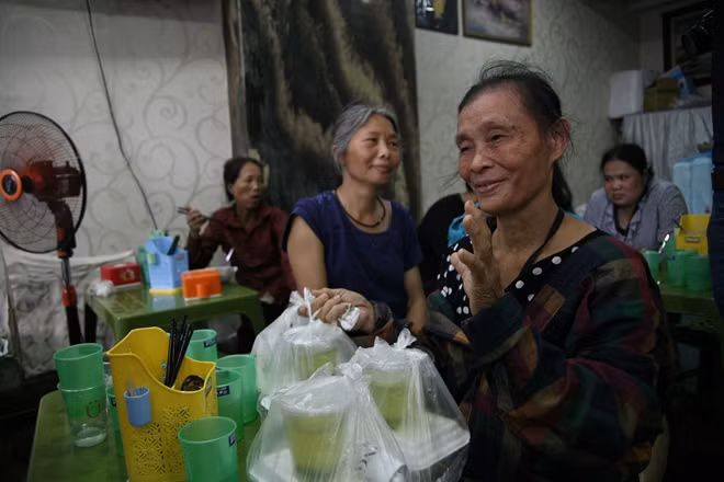 Những suất cơm được mang về cho người thân.