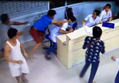 Bạo hành y tế ngày càng gia tăng, đòi hỏi có những biện pháp quyết liệt.