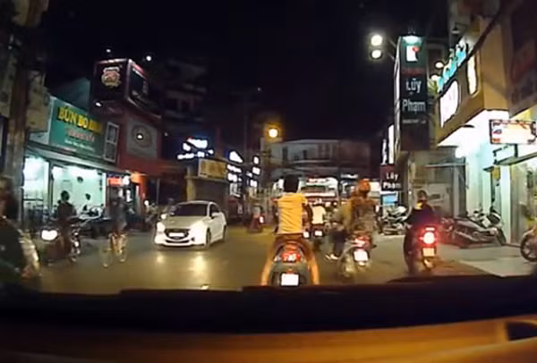 Bị tài xế ô tô nhắc nhở, nam thanh niên "trẻ trâu" quay lại chặn đầu trả đũa.