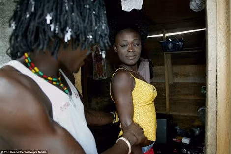 Tại Nigeria, người ta có thể thấy các bé gái hành nghề mại dâm dù mới 14 tuổi.