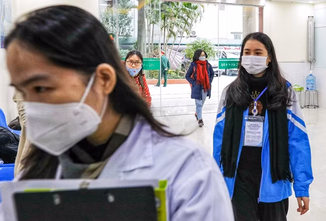 Một trong số 3 tình nguyện viên đầu tiên tiêm thử nghiệm Vaccine COVID-19 có mặt tại điểm tiêm.