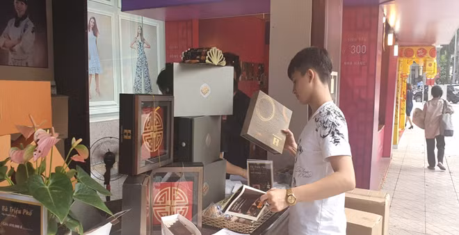 Thị trường bánh Trung thu 2019 xuất hiện nhiều loại bánh có giá “khủng” lên đến hàng chục triệu đồng.
