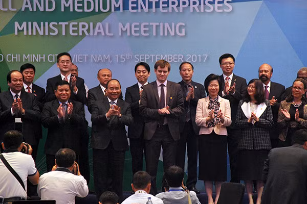 Thủ tướng Nguyễn Xuân Phúc cùng các Bộ trưởng, trưởng đoàn thành viên APEC dự hội nghị. Thủ tướng Nguyễn Xuân Phúc cùng các Bộ trưởng, trưởng đoàn thành viên APEC dự hội nghị.