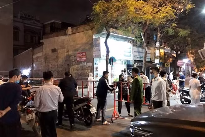 Lực lượng chức năng nhanh chóng phong tỏa và làm xét nghiệm ngăn ngừa lây lan bệnh dịch