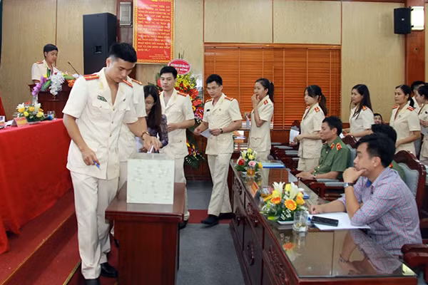 Các ĐVTN Cục An ninh mạng bỏ phiếu bầu Ban Chấp hành Chi đoàn nhiệm kỳ 2017-2019.