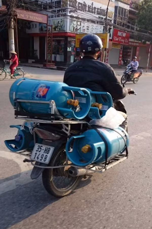 Bình gas của Petrolimex bị một hãng khác không tên tuổi sử dụng vận chuyển công khai.