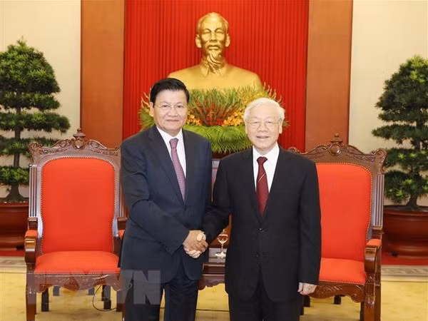 Tổng Bí thư Nguyễn Phú Trọng tiếp Thủ tướng Lào Thongloun Sisoulith. (Ảnh: Trí Dũng/TTXVN)