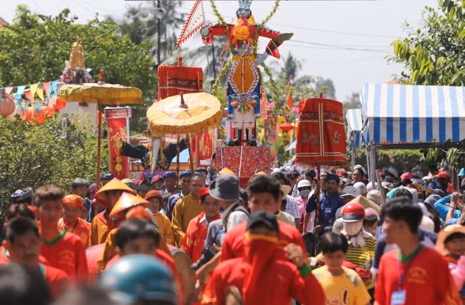 Vào ngày 16 tháng Giêng, người dân ở thị trấn Tầm Vu (huyện Châu Thành, Long An) tổ chức Lễ hội Làm Chay. Phần chính của lễ hội, hình nộm ông Tiêu (Tiêu Diện Đại Sĩ), vị Bồ Tát chuyên hàng yêu phục quỷ được rước về đình Tân Xuân để cúng viếng.