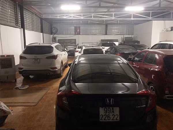 20 xe ô tô đắt tiền bị thu giữ 20 xe ô tô đắt tiền bị thu giữ