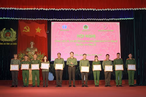 Đại tá Nguyễn Viết Giang trao Giấy khen của Công an tỉnh Lai Châu tặng các tập thể, cá nhân xuất sắc.