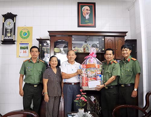 Thăm, tặng quà gia đình đồng chí Nguyễn Thanh Hoàng, nguyên Giám đốc Công an tỉnh.