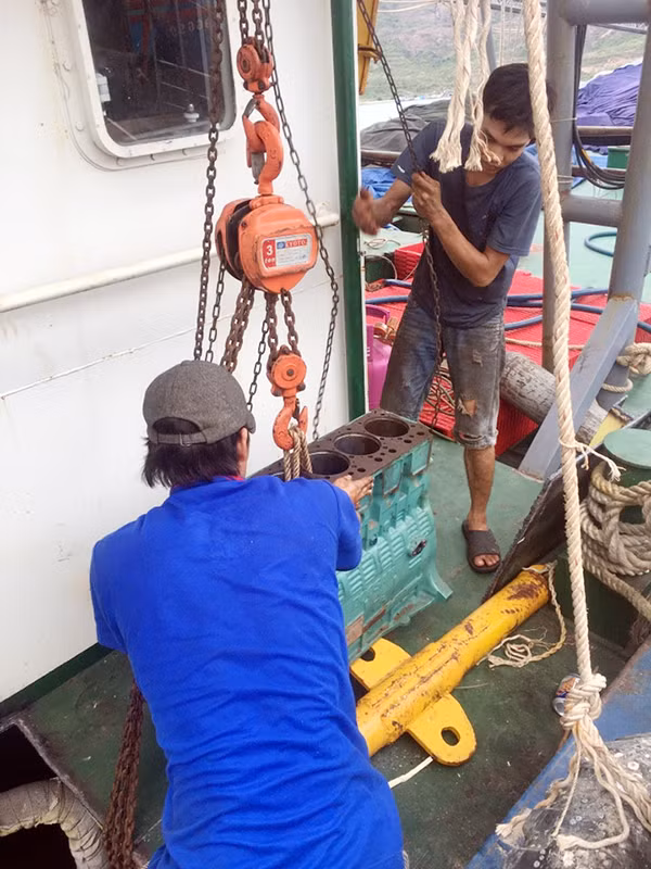 Công nhân của Công ty Nam Triệu đang sửa chữa tàu cho ngư dân tại Bình Định